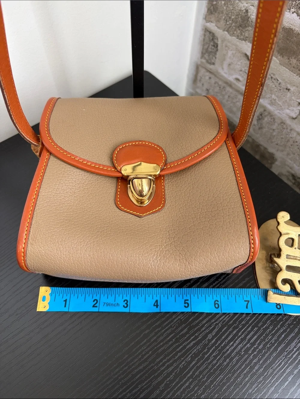 Dooney & Bourke Classic Tan Crossbody Shoulder Bag - Brown & Tan COA